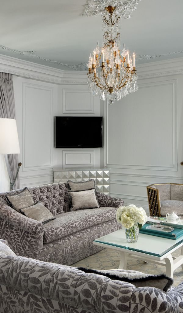 Большой зал с люстрой