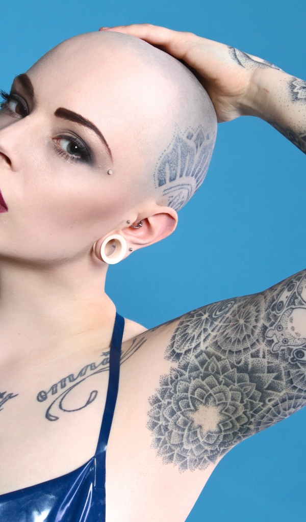 Остриженная налысо девушка с тату