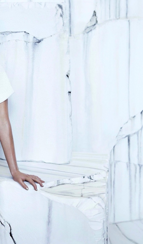 Дженнифер Лоуренс в белом платье у белой стены