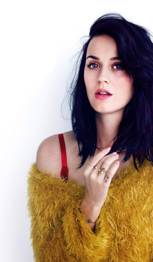 Кэти Пэрри в свитере желтого цвета