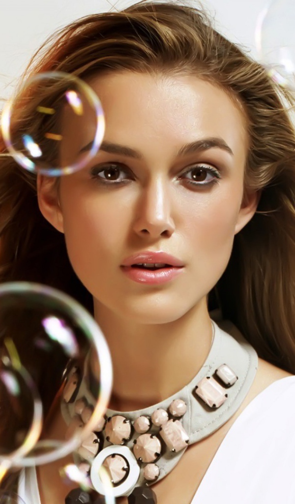 Кира Найтли среди мыльных пузырей