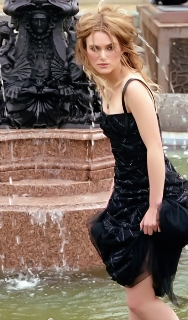 Кира Найтли в фонтане