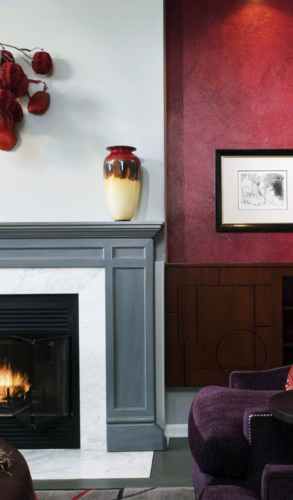 Гостиная с камином в красных тонах
