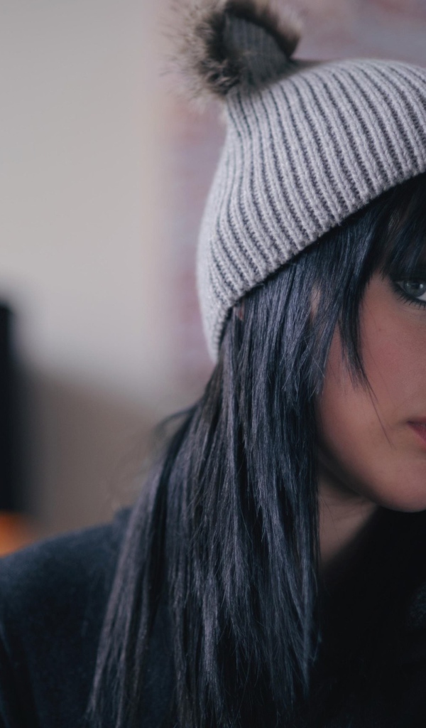 Мелисса Кларк в вязанной шапке