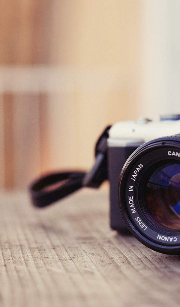 Фотоаппарат Олимпус на столе