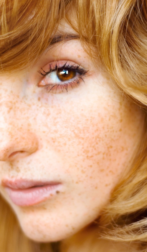 Рыжая актриса Вика Керекеш