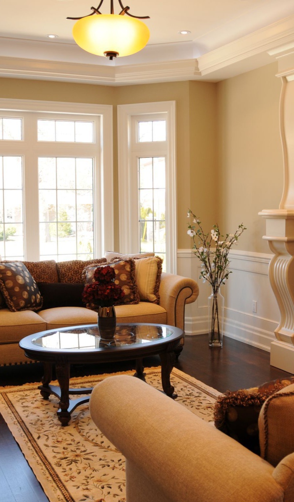 Комната с камином и креслом