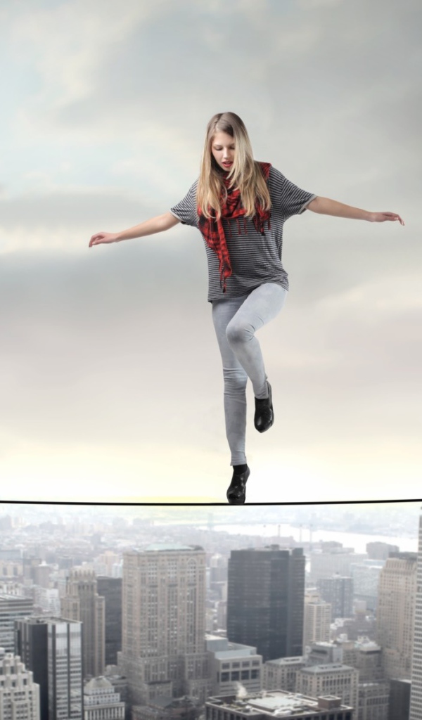 Девушка акробат идет по канату