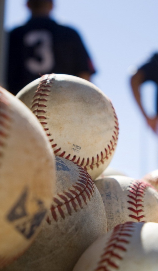 Горка мячей для бейсбола