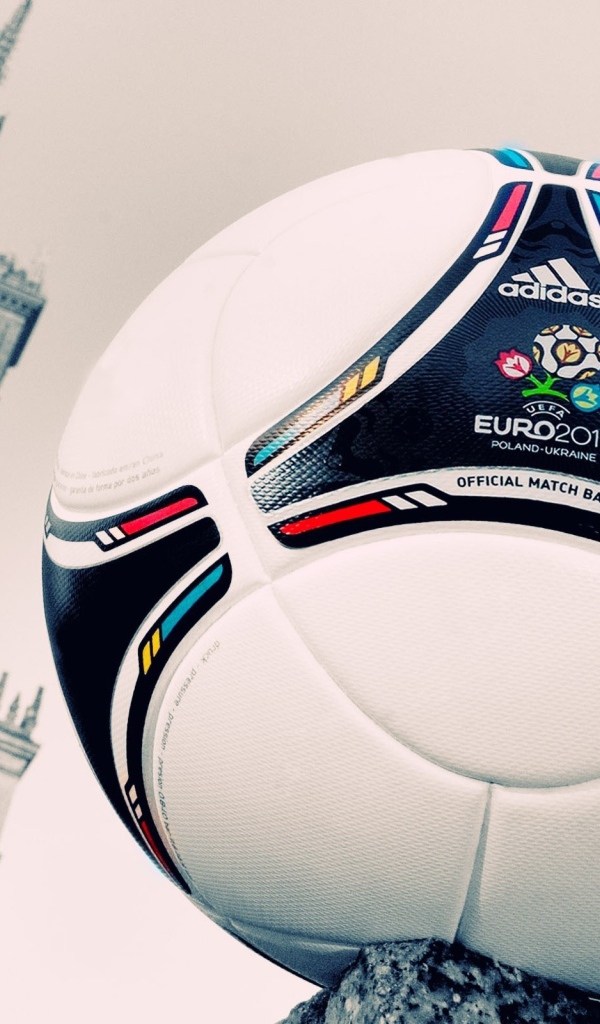 Футбольный мяч на фоне городского здания