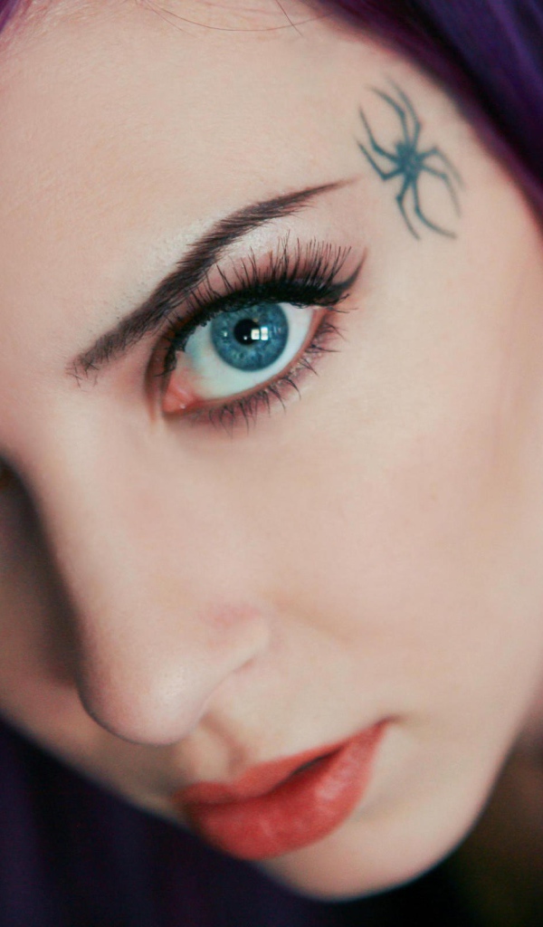 Тату паук на виске у девушки