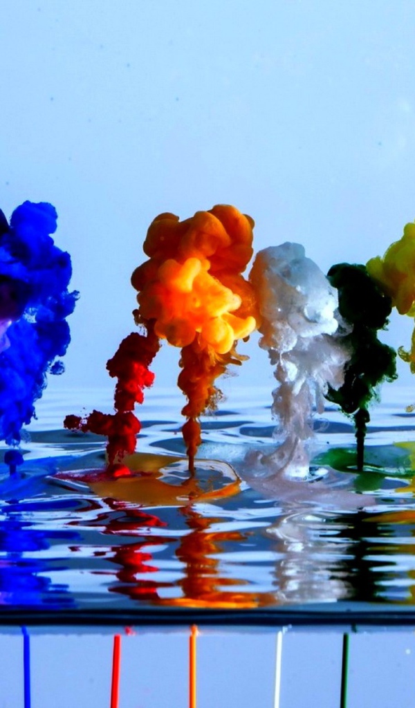 Всплески ярких красок в воде