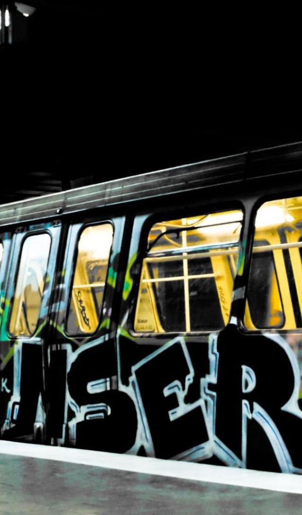 Поезд метро раскрашен граффити