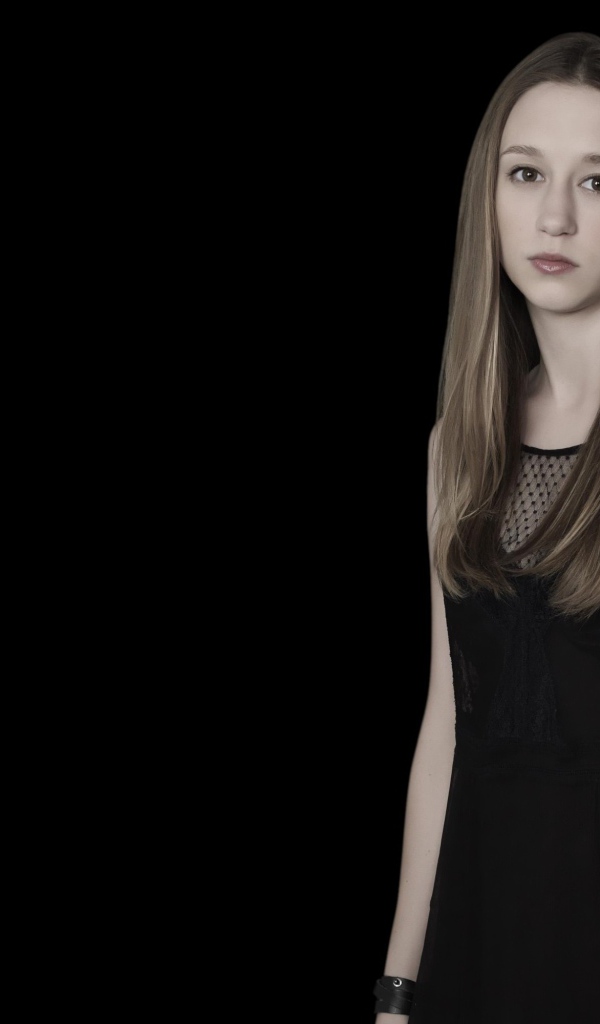 Таисса Фармига на черном фоне