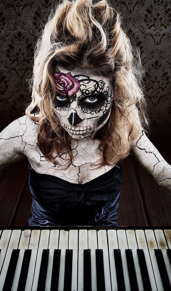 Татуированная девушка играет на пианино