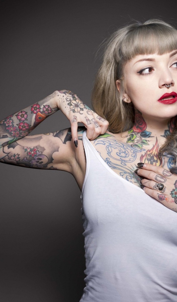 Татуированная девушка в белой майке