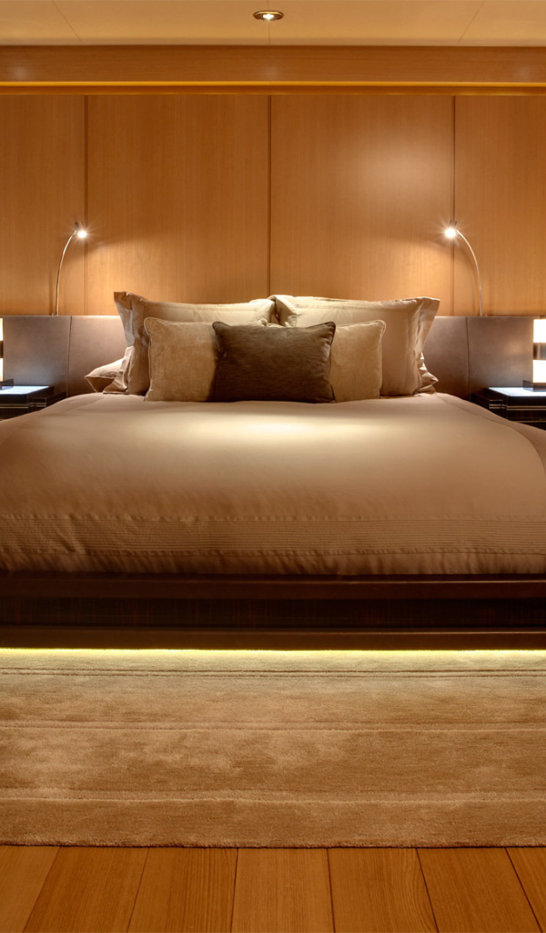 Кровать на большом ковре