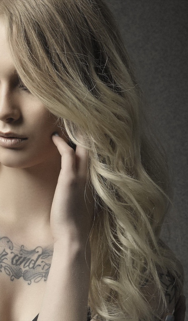 Надпись татуировка на груди девушки