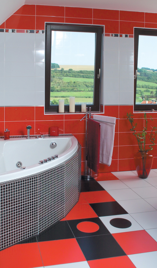 Красная плитка в ванной