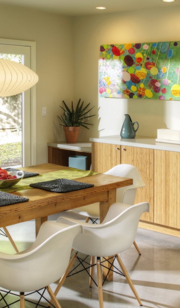 Деревянный обеденный стол в светлой кухне