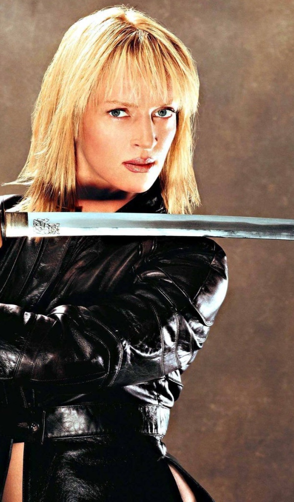Ума Турман держит катану в руках