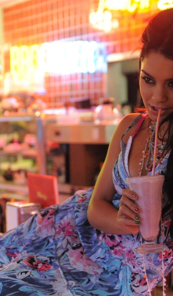 Ванесса Хадженс пьет коктейль в баре