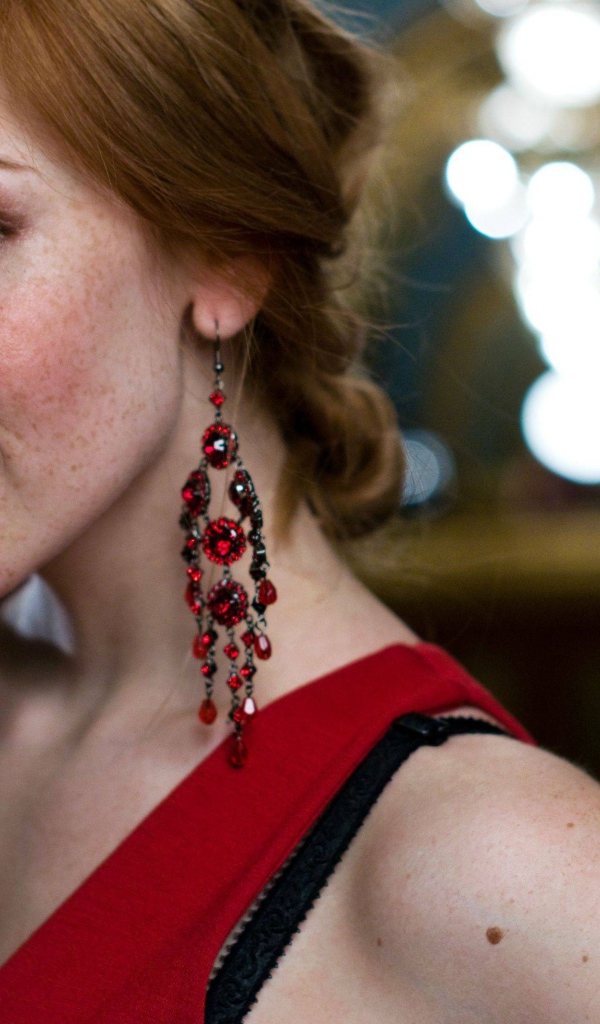 Вика Керекеш в красном платье