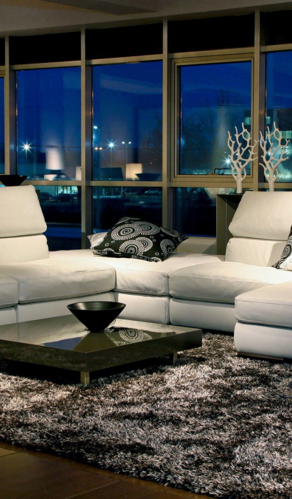 Белая кожаная мебель в гостиной