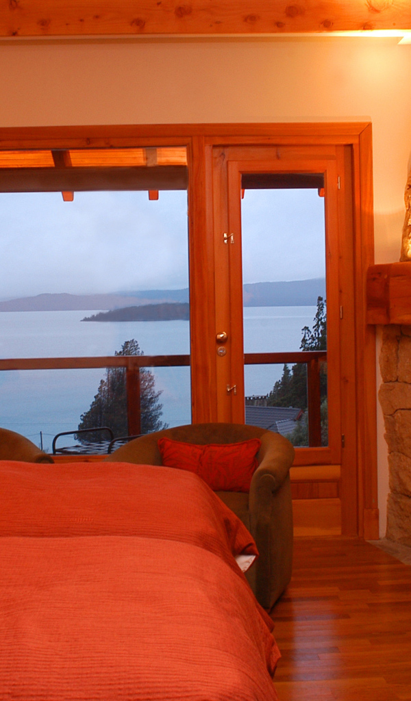 Спальня с горящим  камином