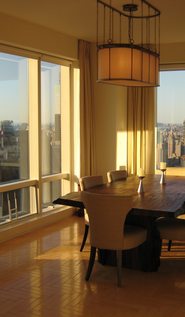 Обеденный стол в квартире