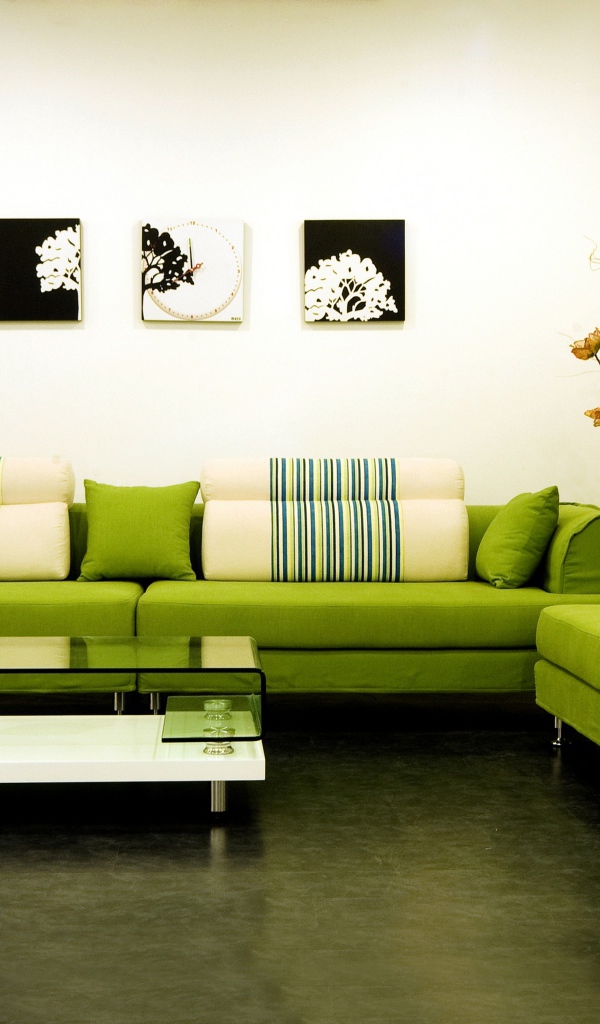 Зеленый диван и столик