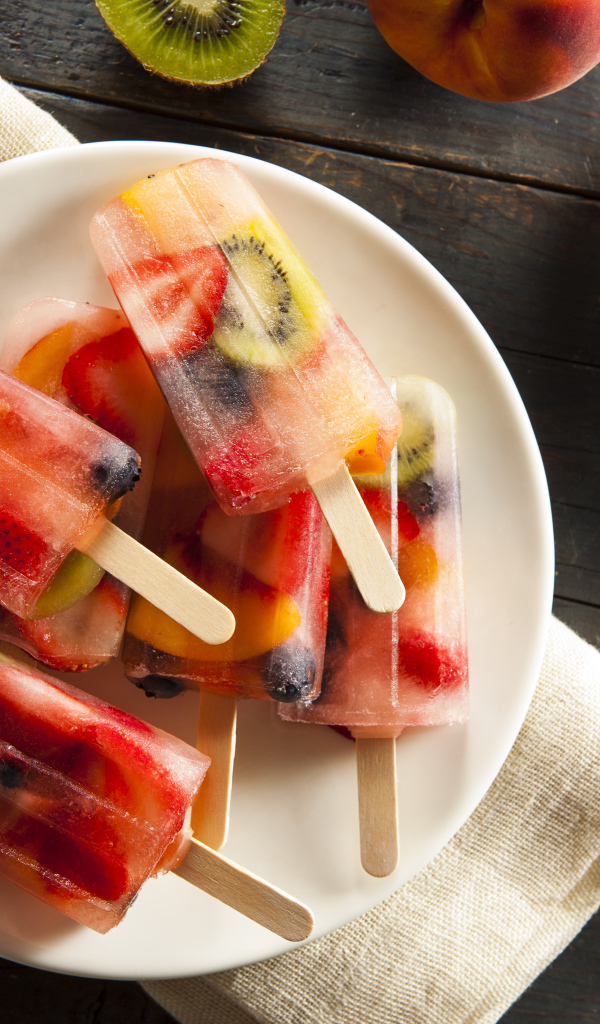 Мороженое на палочке с ягодами и фруктами