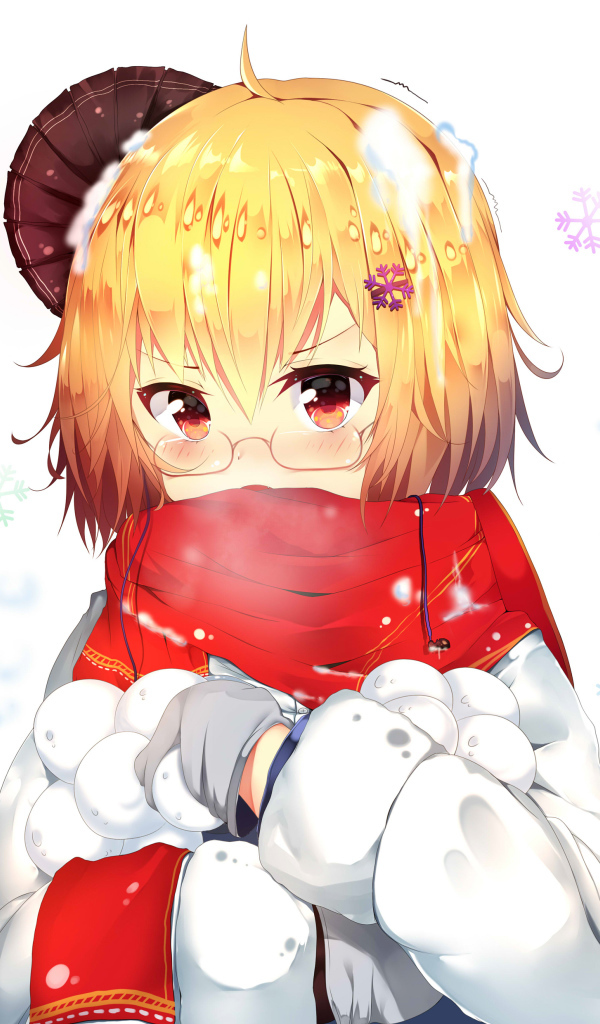 Девушка аниме со снежками в руках на белом фоне