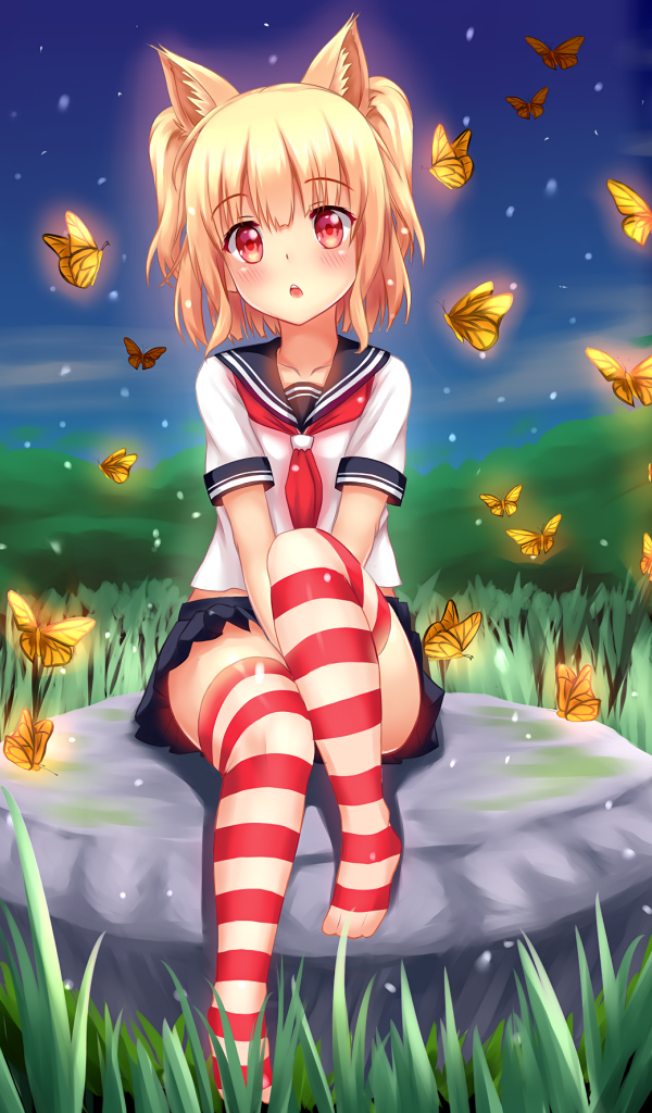Девушка аниме с бабочками при свете луны 