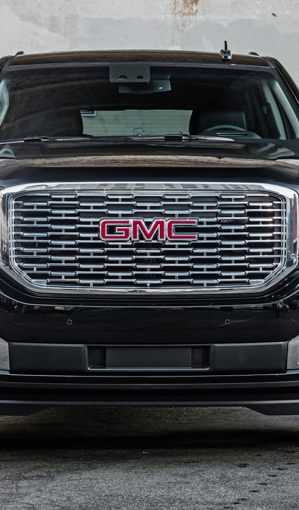 Черный автомобиль GMC Yukon Denali Ultimate, 2018 вид спереди