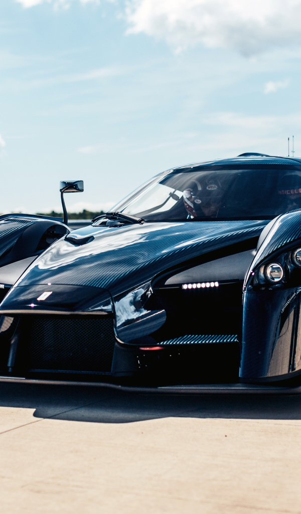 Черный быстрый спортивный автомобиль SCG 003CS на фоне голубого неба