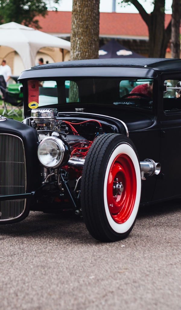 Черный ретро автомобиль  Хот-Род