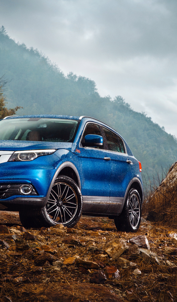 Синий китайский автомобиль Qoros 5  под дождем