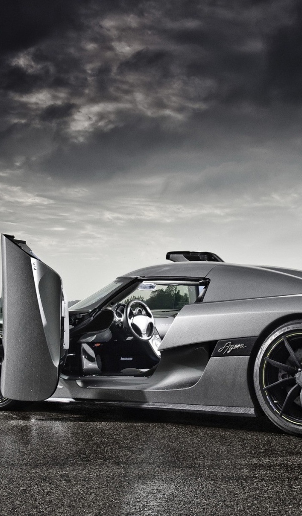 Гиперкар Koenigsegg Agera на трассе под пасмурным небом 