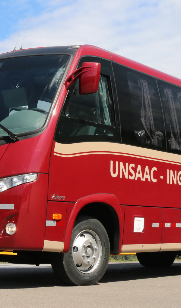 Красный автобус Volare W9 Executivo на дороге