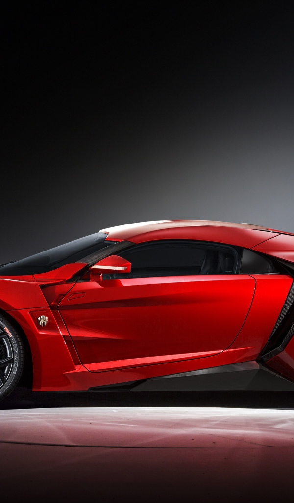 Красный спортивный автомобиль Lykan Hypersport 