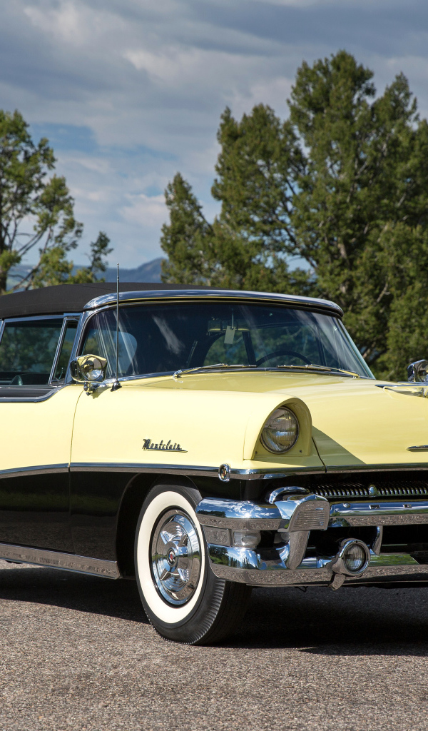 Ретро автомобиль Mercury Montclair Convertible 1956 года