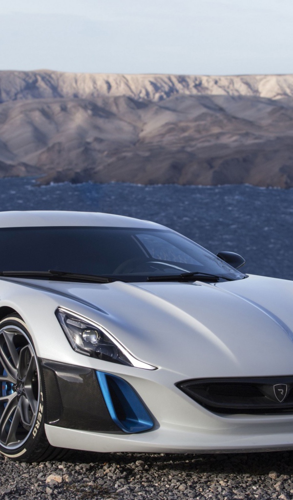 Спорткар  Rimac Concept One на фоне гор 