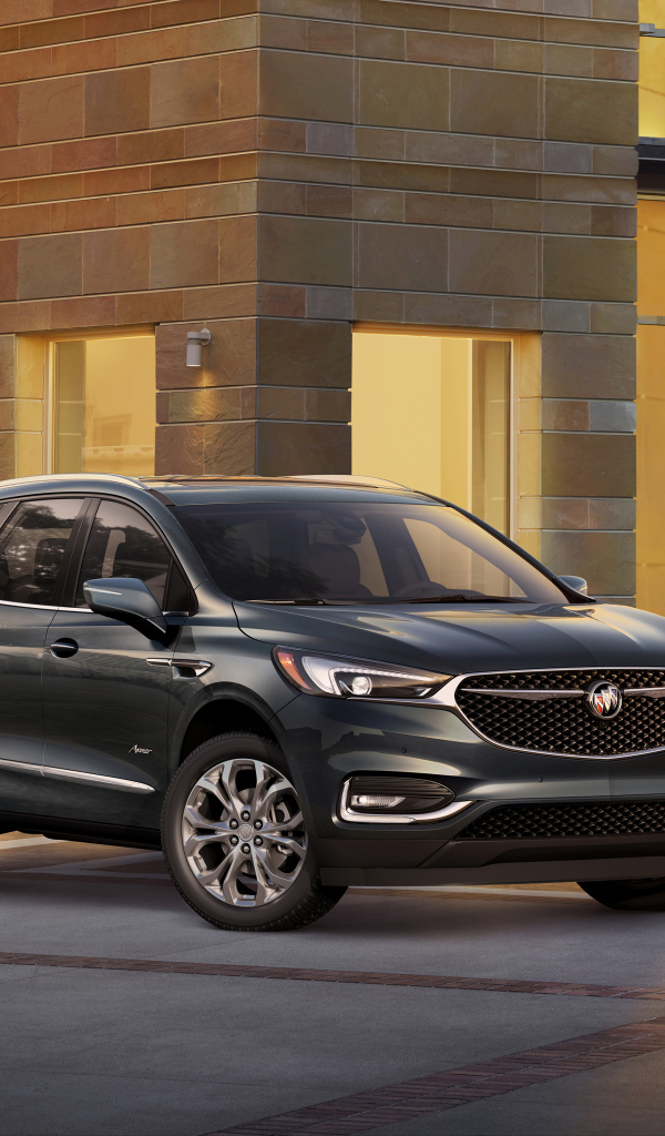 Серебристый автомобиль Buick Enclave, 2017 