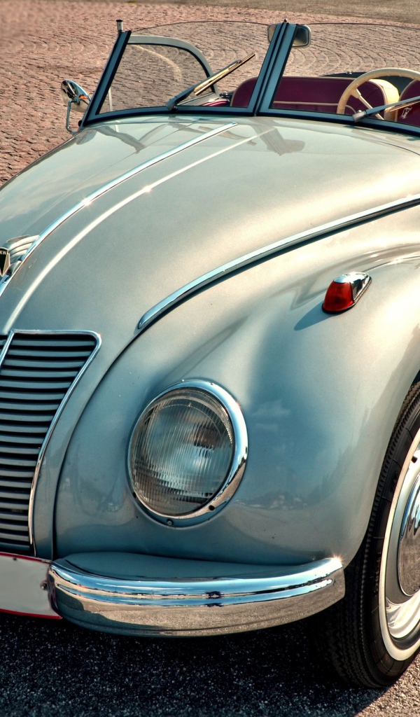 Серебристый ретро автомобиль IFA F9