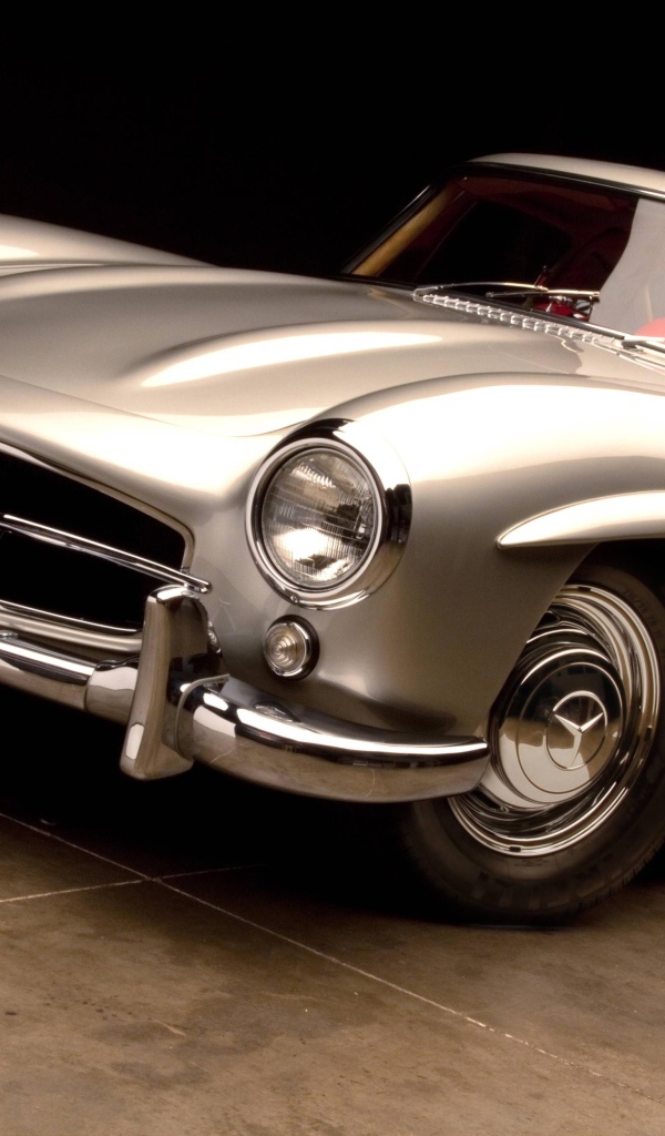 Серебристый ретро автомобиль Mercedes Benz 300 SL