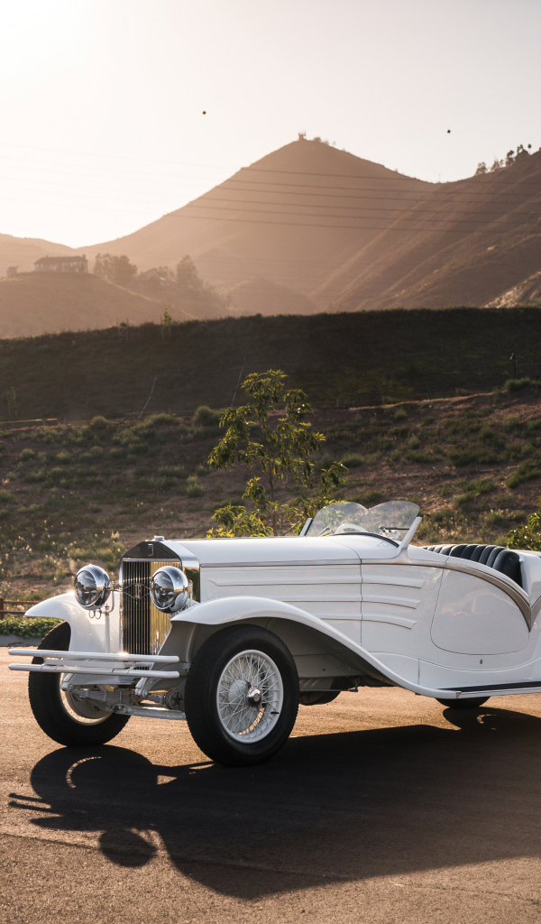 Стильный белый ретро автомобиль Isotta Fraschini Tipo 8A Spyder Flying Star Touring, 1931 года
