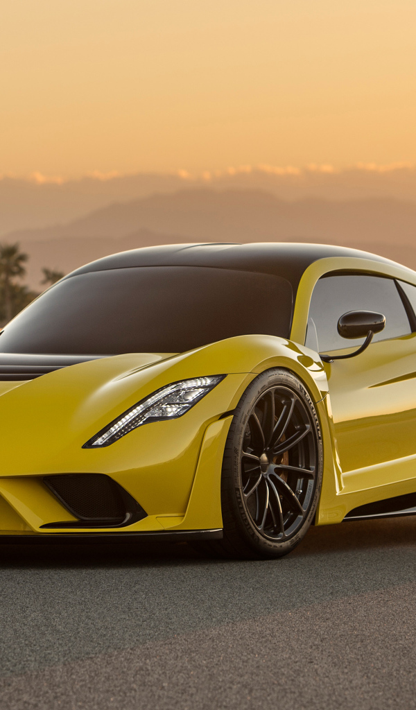 Желтый спортивный автомобиль Hennessey Venom F5, 2019