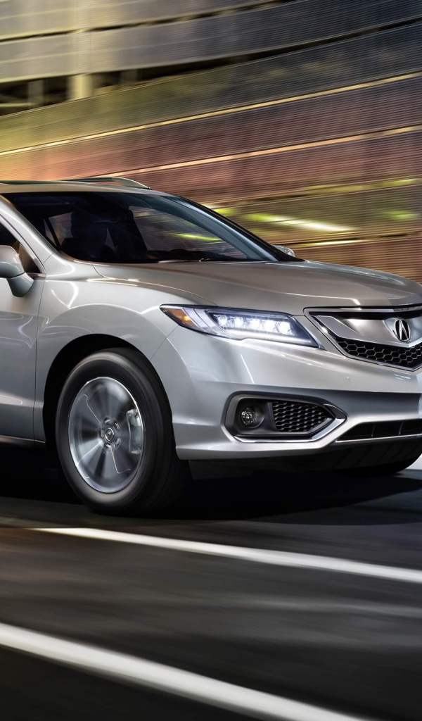 Серебристый внедорожник Acura RDX, 2018 на скорости