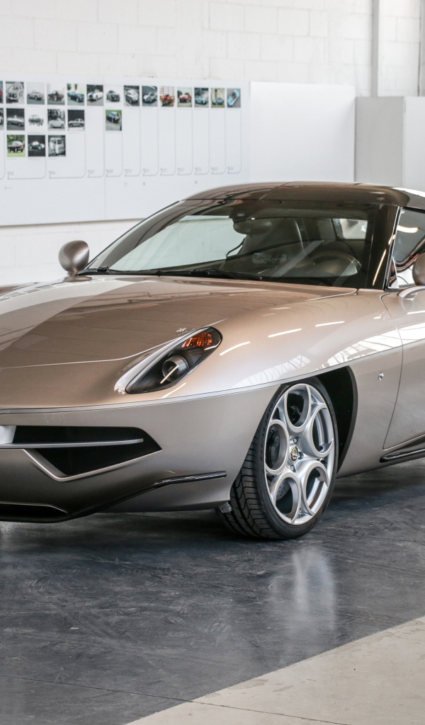 Стильный автомобиль Alfa Romeo Disco Volante, 2017 